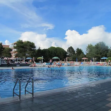Homely Apartment With Shared Pools - Beahost Apartment *
