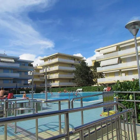 Homely Apartment With Shared Pools - Beahost *