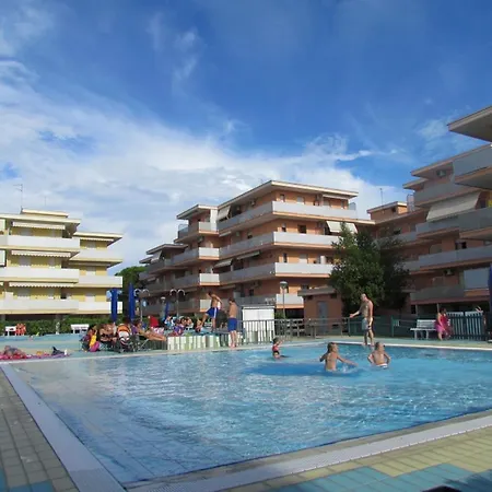 Homely Apartment With Shared Pools - Beahost Apartment