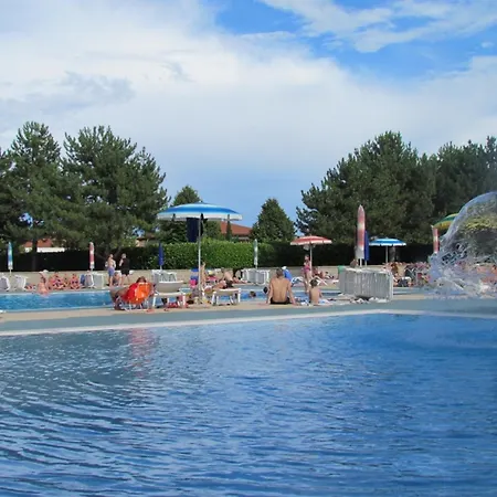 Homely With Shared Pools - Beahost Appartamento