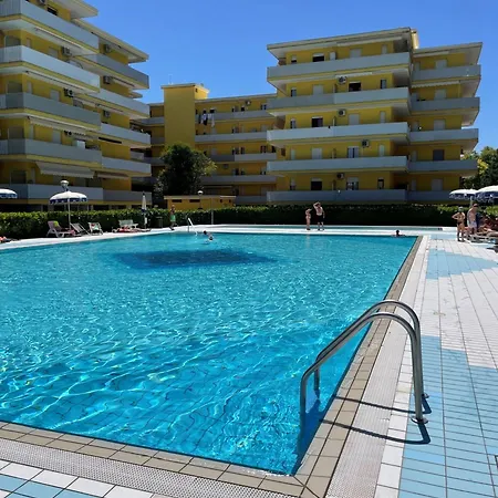 Homely Apartment With Shared Pools - Beahost *